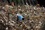 Sampah Menumpuk di Pintu Air Manggarai