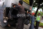 2 Bus TransJ Bertabrakan di Salemba
