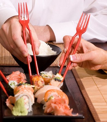 Wouw, Asyiknya Makan Pakai Sumpit Samurai dan Tongkat Harry Potter! (1)