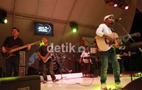 Glenn tampil dengan gitar akustiknya.