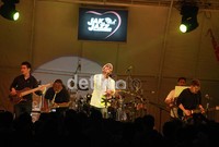 Meski hanya bawakan 8 lagu, Glenn tampil mempesona.