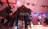 Usai Friday Call, Indra dkk langsung melaju memainkan Moon Over Asia, sebuah komposisi lawas yang diawali dengan dentingan manis piano dari Indra.