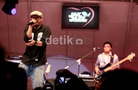 Tak melulu jazz, selanjutnya, Indra pun memanggil rapper yang juga berkolaborasi dalam salah satu lagu di album pertama LLW, Kyriz.