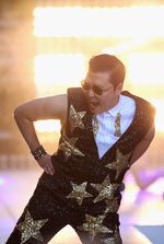 Kostum Bertabur Bintang ala Psy