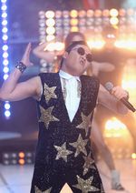 Kostum Bertabur Bintang ala Psy