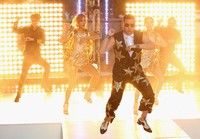 Kostum nyentrik Psy yang bertabur bintang. Ryan Pierse/Getty Images.