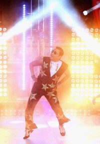 Tidak hanya aksi panggung saja yang unik, Psy juga tampil maksimal dengan kostum nyentriknya. Ryan Pierse/Getty Images.