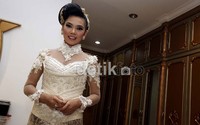 Puri terlihat cantik dengan baju pengantinnya.