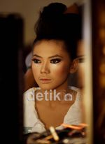 Yuk, Intip Puri Mahadewi Fitting Baju Pengantin