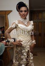 Yuk, Intip Puri Mahadewi Fitting Baju Pengantin
