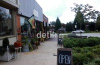 Set di Kota Senoia ini dibiarkan sesuai aslinya, termasuk kafe dan toko-toko barang antik itu. Bila syuting berlangsung, tak ada kegiatan penduduk yang terganggu. Warga Senoia tetap bisa beraktivitas seperti biasa.