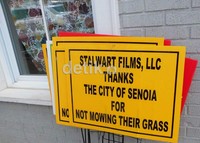 Ucapan terima kasih dari pihak studio film yang memproduksi serial The Walking Dead kepada Kota Senoia karena bersedia tidak memangkas rumput-rumput itu.