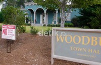Nah di salah satu sisi di ruas jalan Kota Senoia itu, hanya ada 1 bangunan yang fiktif, yakni Woodbury Town Hall. Rumah salah satu karakter di The Walking Dead Season 3, The Governor, yang diperankan David Morissey.