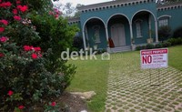 Di depan rumah itu dipasangi tanda larangan masuk dan melintas.