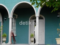 Dari depan rumah ini tampak asli ya, seperti tersusun dari batu-bata yang dicat hijau pucat. Tapi lihat lebih dekat, itu ternyata cuma dari triplek yang dicat. Belakangnya tak ada apa-apa.