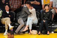 Aww... Pasangan Hollywood itu tertangkap kamera sedang berciuman mesra di pertandingan basket L.A. Lakers dan Denver Nuggets pada 12 Mei 2012. Noel Vasquez/Getty Images.