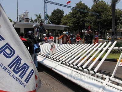 Buruh Jebol Pagar PT Trias Sentosa
