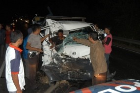 Pick Up Hantam Truk, Sopir Terjepit Satu Jam