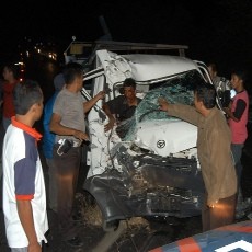 Pick Up Hantam Truk, Sopir Terjepit Satu Jam