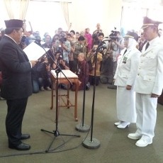 Mengenakan PDH Putih, Atty Suharti Datang Didampingi Mantan Walikota