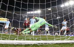 Tertinggal jauh tak membuat Milan begitu saja menyerah. Lewat kerja keras, Il Diavolo Rosso berhasil memperkecil ketertinggalan menjadi 2-3 berkat gol Nigel de Jong dan Stephan El Shaarawy. REUTERS/Giampiero Sposito.
