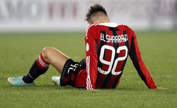 Stephan El Shaarawy tertunduk lesu usai timnya gagal menambah gol hingga laga usaia. REUTERS/Giampiero Sposito.
