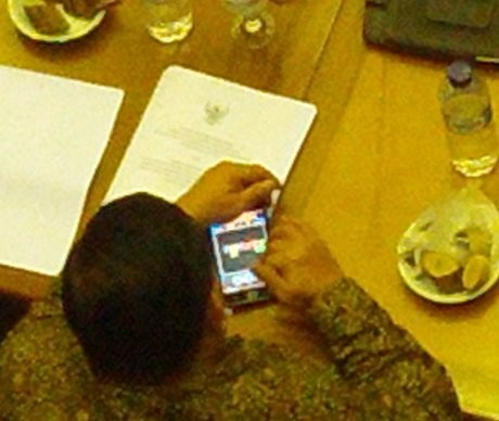 Wah! Ada Anggota DPR Main Game Saat Paripurna RAPBN 2013