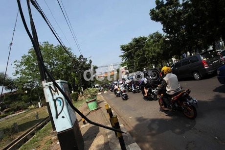 Awas! Ada Kabel Listrik Putus Menjuntai di Jl Cassablanca
