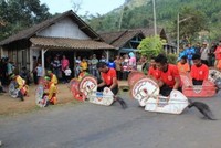 Jaran kepang (cahya ning budoyo) pakis, malang sedang melakukan tarian buton lawas Jaran kepang (cahya ning budoyo) pakis, malang sedang melakukan tarian buton lawas