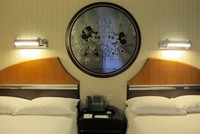 Kamar di Disneys Hollywood Hotel Hong Kong, semuanya bertema Mickey Mouse. Mulai dari bedcover sampai hiasan dinding. (Merry/detikTravel)