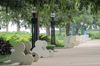 Taman hotel yang sejuk dan penuh pepohonan. Di taman ini Anda akan menemukan bangku-bangku berbentuk kepala Mickey. (Merry/detikTravel)