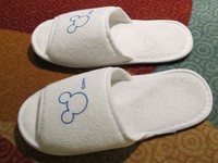 Bahkan, sendal hotel yang empuk dan nyaman ini bertema Mickey Mouse. Lucu! (Merry/detikTravel)