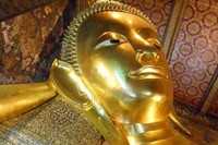 Vihara Wat Pho punya patung Buddha berbaring yang terbesar di Bangkok, bahkan berlapis emas. (Novi/detikTravel)