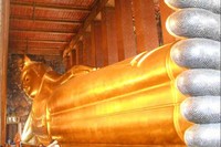 Patung ini berbaring di salah satu ruangan besar di dalam vihara. Buddha Berbaring ini panjangnya sekitar 46 meter dan tinggi 15 meter. (Novi/detikTravel)