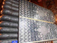 Di telapak kaki berukuran panjang 3 meter ini terdapat 108 simbol karakteristik Buddha atau yang juga dikenal dengan nama Laksanas. (Novi/detikTravel)