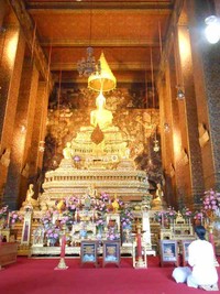 Terletak di Maharat Road yang dekat dengan Sungai Chao Phraya yang terkenal, Wat Pho menjadi salah satu lokasi yang wajib dikunjungi jika Anda berlibur ke Bangkok. Vihara ini buka pukul 08.00-17.00 waktu setempat setiap harinya. (Novi/detikTravel)