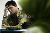 Fahd El Fouz memegangi keningnya saat mendengar keterangan Sefa Yolanda yang berbelit-belit. (Ramses/detikcom).