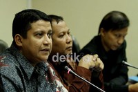 Ketua Bawaslu Muhammad memberi penjelasan usai bertemu dengan KPU. Pertemuan itu terkait penentuan hasil verifikasi parpol yang menentukan boleh tidaknya parpol ikut pemilu di 2014.
