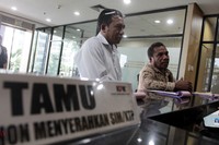 Aloysius Abi (kanan) dan Ajis Tokan (kiri) tiba di gedung KPK, Jakarta. (Haryanto).