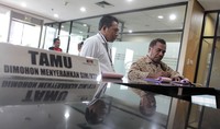 Aloysius Abi mengisi buku tamu KPK. (Haryanto).