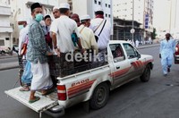 Cukup dengan membayar 2 Riyal, jamaah Indonesia dapat menuju di Masjidil Haram menumpang mobil bak terbuka yang disediakan warga Makkah di daerah Misfalah.