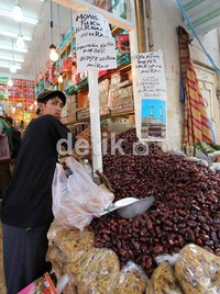 Berbagai cara yang dilakukan para pedagang kurma di Makkah untuk menarik pembeli warga Indonesiam seperti toko oleh-oleh Kurma Bajaba dengan memasang tulisan berbahasa Indonesia, Jawa dan Sunda.