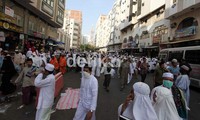 Jamaah haji Indonesia usai melaksanakan salat wajib di sekitar pemondokan di masjid terdekat.