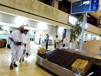 Dua calon haji dari India setibanya di Bandara King Abdul Azis langsung berganti pakaian ihram. Pada tenggat waktu yang semakin sempit ini, bandara dinyatakan sebagai tempat yang sah untuk miqat (berganti pakaian ihram).