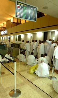 Antrean jemaah haji di pos imigrasi. Setelah dari Bandara King Abdul Azis, Jeddah, mereka akan langsung melanjutkan perjalanan ke Makkah.