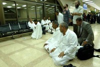 Penumpang non haji yang juga baru tiba di Jeddah mengikuti salat berjamaah dengan jemaah calon haji ini.