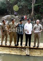 Jokowi Pantau Kali Ciliwung dengan Perahu  Getek