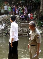 Jokowi Pantau Kali Ciliwung dengan Perahu  Getek
