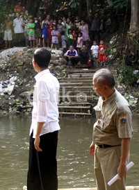 Jokowi menyapa warga Bukit Duri dari atas getek. (Ramses/detikcom).