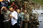 Jokowi Pantau Kali Ciliwung dengan Perahu  Getek